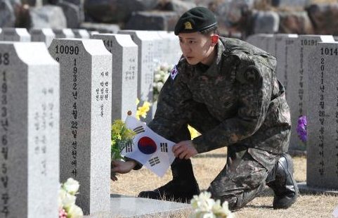 Park Chaenyol saat mengunjungi makam kakeknya (foto: Kim Hae-ryeong/Harian Pertahanan Nasional Korea Selatan)