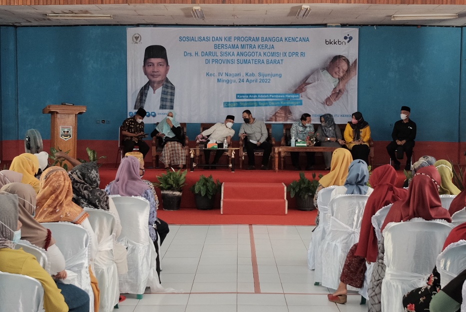 Sosialisasi dan KIE Program Bangga Kencana bersama mitra kerja Komisi IX DPR RI, dalam hal ini Darul Siska sebagai legislator DPR RI, yang pelaksanaan di Kecamatan IV Nagari, Kabupaten Sijunjung, Sumatera Barat (BKKBN/Klikkoran.com)