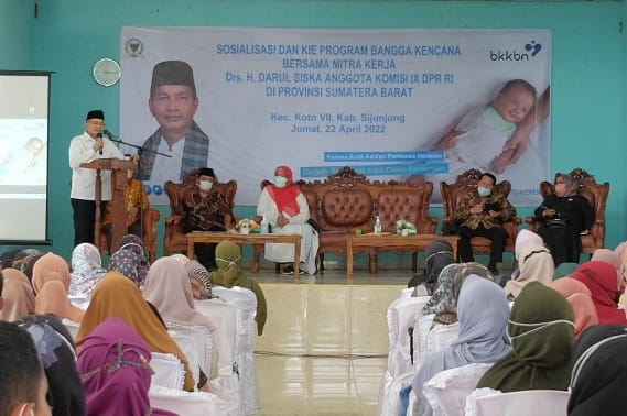 BKKBN Pusat bersama mitra kerja DPR Komisi IX Drs. H. Darul Siska gelar sosialisasi dan KIE Program Bangga Kencana di Kecamatan Koto VII, Kabupaten Sijunjung, Sumatera Barat, Jumat (22/4/2022). 