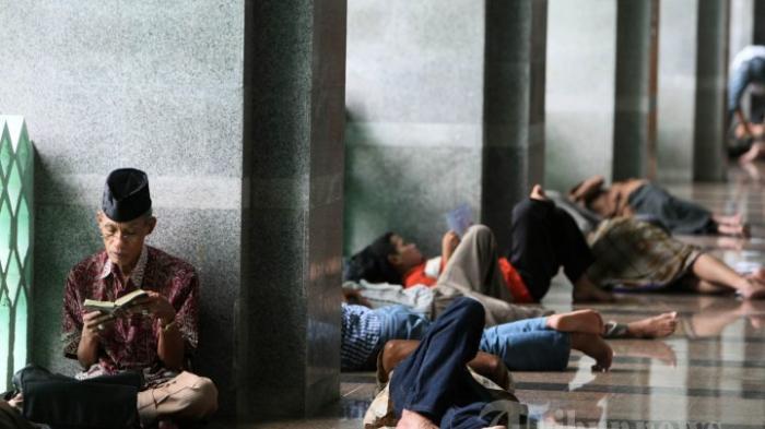 Umat muslim kerap tidur dimesjid di siang hari pada saat bulan Ramadhan. (Foto: Tribunews)