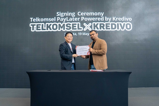 Telkomsel dan Kredivo berkolaborasi menghadirkan Telkomsel PayLater sebagai solusi layanan keuangan digital Buy Now Pay Later (BNPL) khusus telco yang ditandai dengan penandatanganan Perjanjian Kerja Sama antara kedua belah pihak di Jakarta, Kamis (19/5).