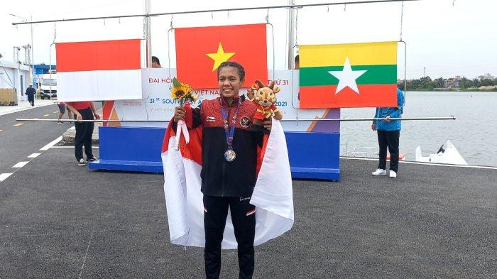 Pedayung putri Indonesia Riska Andriyani sukses mendapatkan medali perak saat turun pada nomor WC 1 1000 (meter) dengan catatan waktu 05.00.752, Selasa (17/5/2022), (Foto: Tribunnews/Abdul Majid)Klasemen perolehan medali sementara SEA Games 2022, Vietnam 