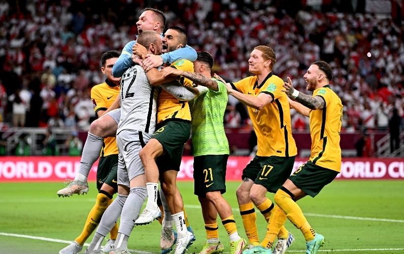 Timnas Australia selebrasi setelah berhasil lolos ke Piala Dunia Qatar 2022, (Foto: Twitter/Socceroos)Kiper  Timnas Australia Andrew Redmayne,, (Foto: Sidney FC)