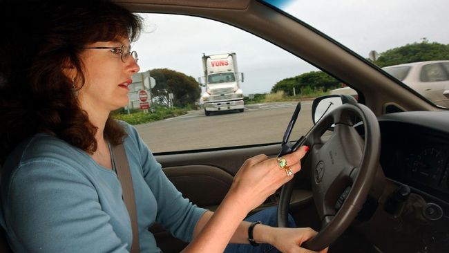 Hindari menggunakan ponsel saat berkendara, (Foto: Kompas.com)