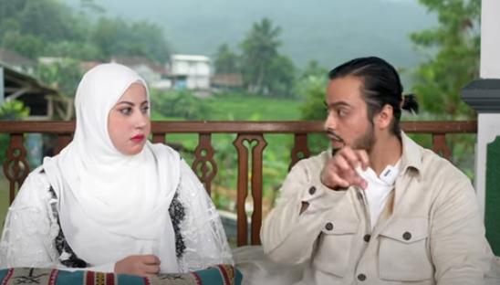 Tasyi dan suaminya, Syeck Zaki memberi klarifikasi terkait hubungan pernikahannya (foto: YouTube)