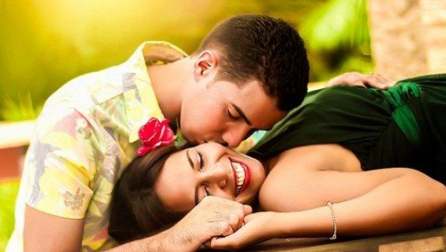 Tebakan: Ciuman Sayang di Kening Ciuman Cinta di Pipi Ciuman Panas di 8 Huruf? (TTS) Ngakak Parah Liat Jawabannya