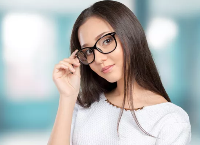Tebakan: Mata Apa yang Nggak Bisa Pakai Kacamata 8 Huruf? (TTS) Jawabannya Absurd Abis