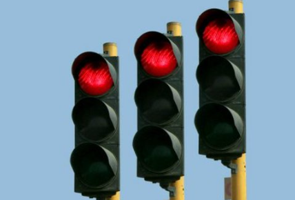 Tebakan: Mengapa Banyak Kendaraan Berhenti saat Lampu Merah 5 Huruf? (TTS) Netizen Mulai Pusing Nih
