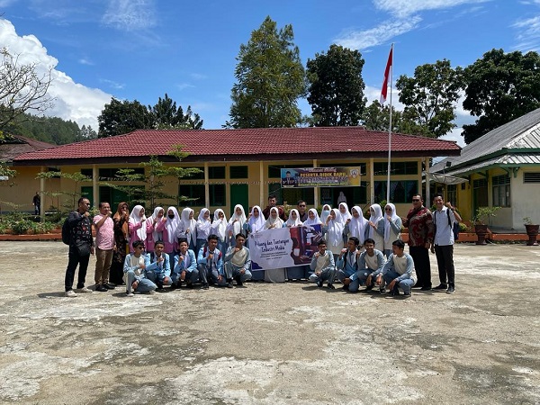 Dosen UIN MY Batusangkar berfoto bersama dengan siswa/i dan guru di SMKN 3 Sungai Penuh, Kota Sungai Penuh, Provinsi Jambi. (Foto: UIN MY Batusangkar)