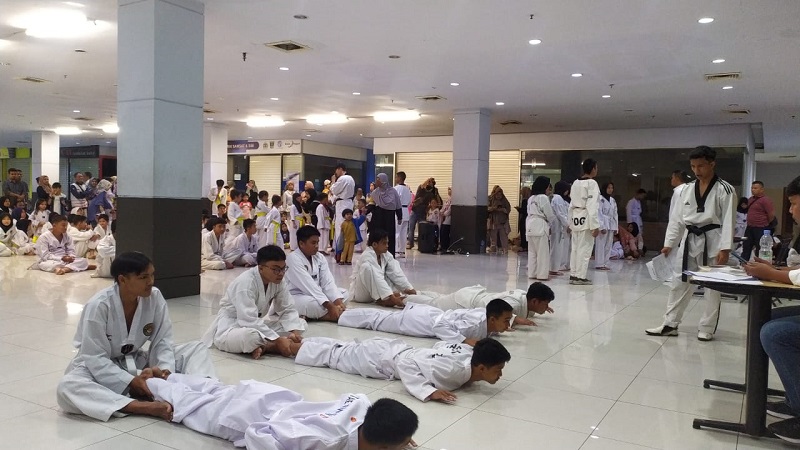 Ujian Kenaikan Tingkat (UKT) Taekwondoin Padang di Plaza Andalas, (Foto: Humas TI)