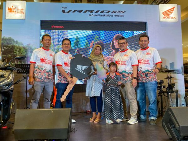 Jajaran manajemen PT Hayati Pratama Mandiri saat launching New Honda Vario125 di Padang. (Foto: Klikkoran.com)