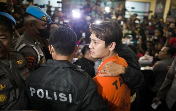 Penampakan Rizky Billar saat tampil dihadapan publik untuk pertama kalinya mengenakan baju tahanan, (Foto: CNNIndonesia/Adi Ibrahim)