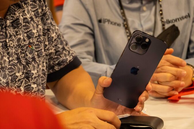 Telkomsel berkolaborasi dengan Apple menghadirkan paket bundling seri iPhone 14 terbaru yang didukung bonus kuota data layanan 5G hingga 50 GB bagi pelanggan Telkomsel Halo (pascabayar) dan Telkomsel Prabayar.  (Foto: Telkomsel)