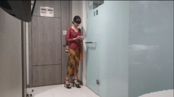 Video wanita kebaya merah yang viral di Twitter dan TikTok. (Foto: Twitter)Wanita Kebaya Merah yang viral bersama pria berhanduk putih di kamar hotel (foto: TikTok)