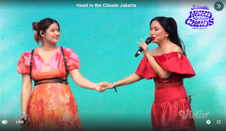 Stephanie Poetri dan Titi DJ tampil di HITC Jakarta pada 3 Desember 2022. (foto: twitter @ichahan_)