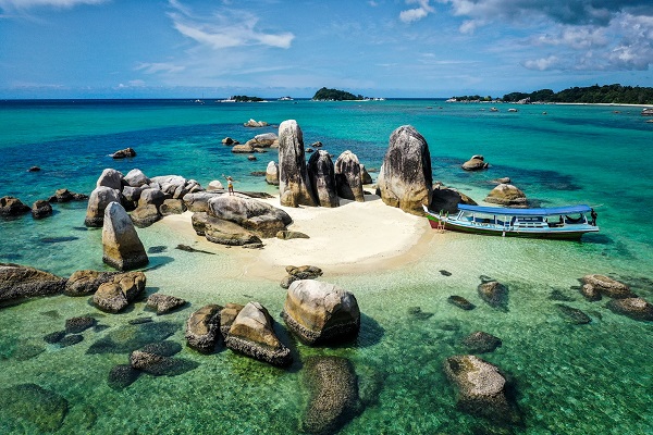 Pulau Bangka dan Belitung memiliki banyak potensi alam yang luar biasa. Salah satunya wisata andalannya yakni pantai. (Foto: Kemlu.go.id)Sumber foto: PrexerLada, (Foto: Twitter @sarawakpepper)Pangkalpinang memiliki kompleks pemakaman etnis Tionghoa terbes