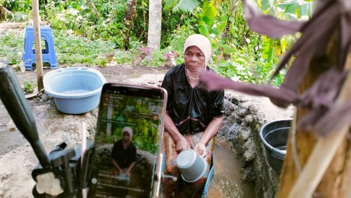 Warga Dusun Pedek Setanggor Timur 2 Desa Setanggor Kecamatan Praya Barat, Lombok Tengah, saat sedang live mandi air keruh di TikTok. (Foto: Ahmad Viqi/detikBali)