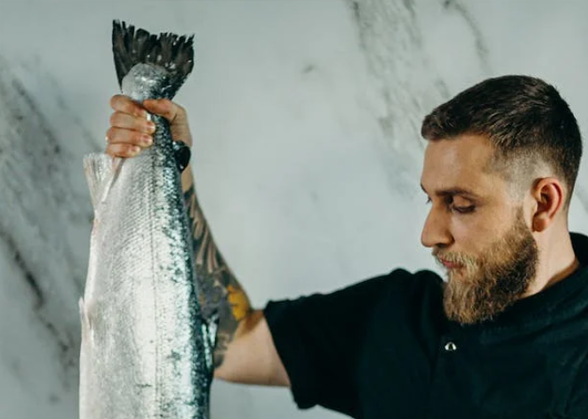 Bukan Pakai Helm, Ikan Apa yang Keras Kepala? TTS, Jawaban Jokes Bapak-bapak Garing (foto: 
cottonbro studio /pexels)