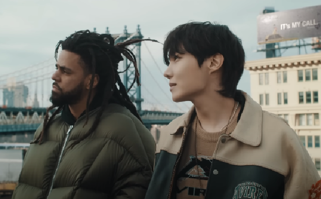 J-Hope BTS Menatap ke Langit Bersama J.Cole dalam Teaser MV 'On the Street' (Foto : Tangkap Layar Youtube HYBE LABELS)