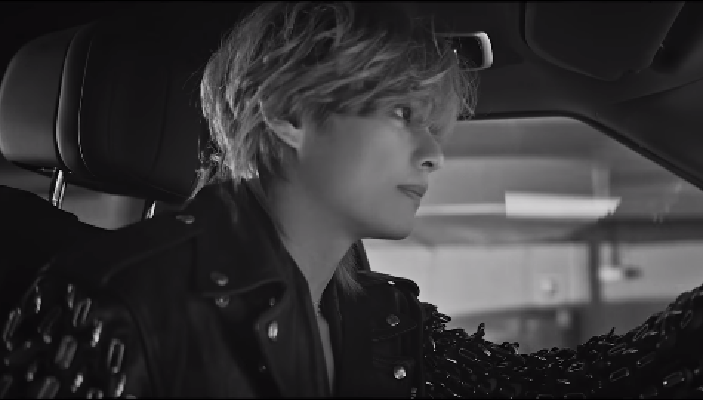 V BTS Merilis MV Terbaru 'Blue', Lagu B-Side dari Album 'Layover' yang Mengusung Genre R&amp;amp;B Jadul dengan Sentuhan Modern (Foto: Tangkap Layar Youtube /HYBE LABELS)