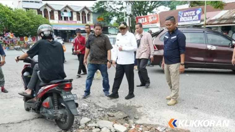 Walikota Padang, Hendri Septa saat meninjau kondisi jalan di Kecamatan Padang Timur. (Foto: Istimewa)
