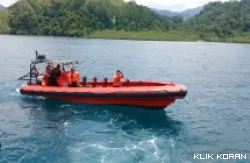 Tim Basarnas Padang melakukan pencarian korban tenggelam terseret ombak. (Foto: Istimewa)