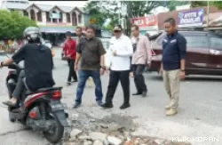 Walikota Padang, Hendri Septa saat meninjau kondisi jalan di Kecamatan Padang Timur. (Foto: Istimewa)