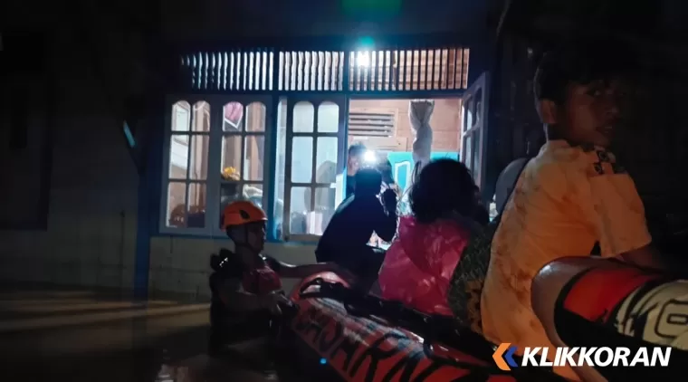 Tim BPBD melakukan evakuasi warga yang terjebak banjir di Sumatera Barat.