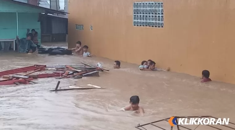 Banjir di daerah Kecamatan Lubuk Begalung, Kota Padang. (Foto: Istimewa)