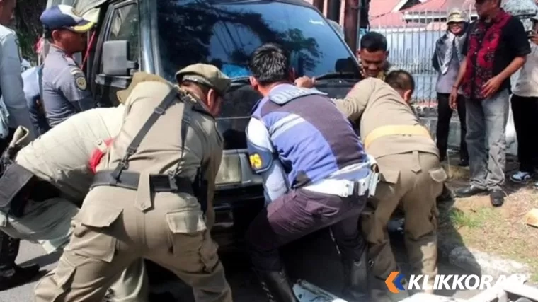 Penderekan mobil yang langgar Trantibum di Kota Padang. (Foto: Istimewa)