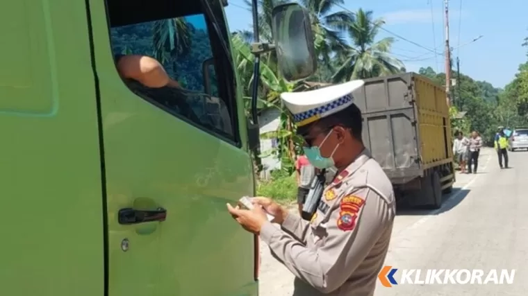 Truk terjaring razia di Padang. (Foto: Sumbarkita)