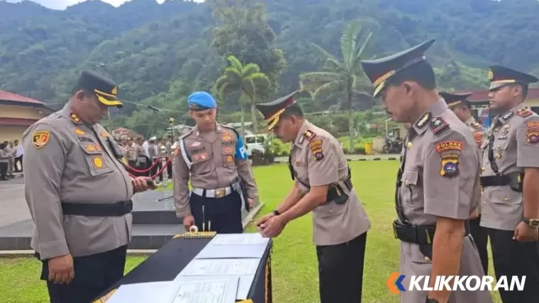 Serah terima jabatan Wakapolres Padang Panjang. (Foto: Langgam)