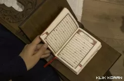 Ilustrasi Baca Alquran dan cara tingkatkannya (foto: Pexels/Zehra Nur Peltek)