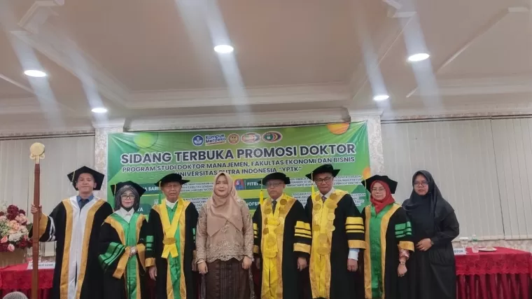 Laynita Sari berfoto bersama setelah diwisuda sebagai doktor di UPI YPTK Padang