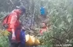 Evakuasi korban hanyut di Solok Selatan. (Foto: tangkapan layar postingan Instagram @matarakyat_sumbar)