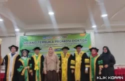 Laynita Sari berfoto bersama setelah diwisuda sebagai doktor di UPI YPTK Padang