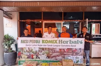 Area Manager perwakilan Komix Herbal Padang, Fargas menyerahkan produk bantuan yang diterima langsung oleh Kepala Sub Bagian Umum, Ade Imansyah di halaman Kantor BPBD Provinsi Sumatera Barat, Rabu (22/5/2024) .