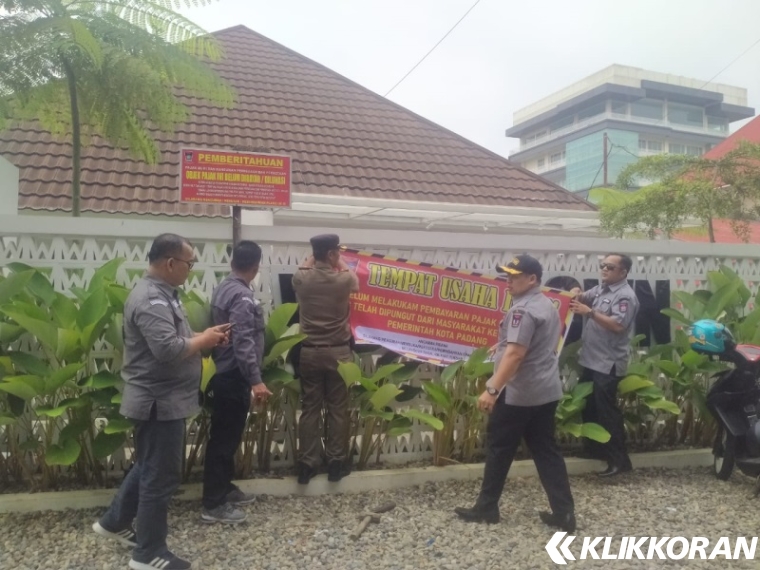 Pemasangan stiker peringatan bagi wajib pajak yang menunggak, oleh Tim Bapenda Padang (Istimewa)