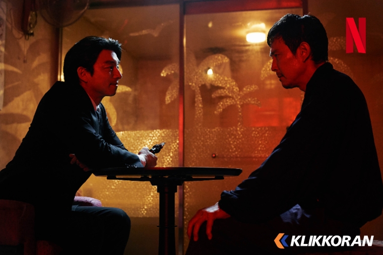 Lee Jung Jae dan Gong Yoo dalam series Squid Game 2 (foto: Netflix)