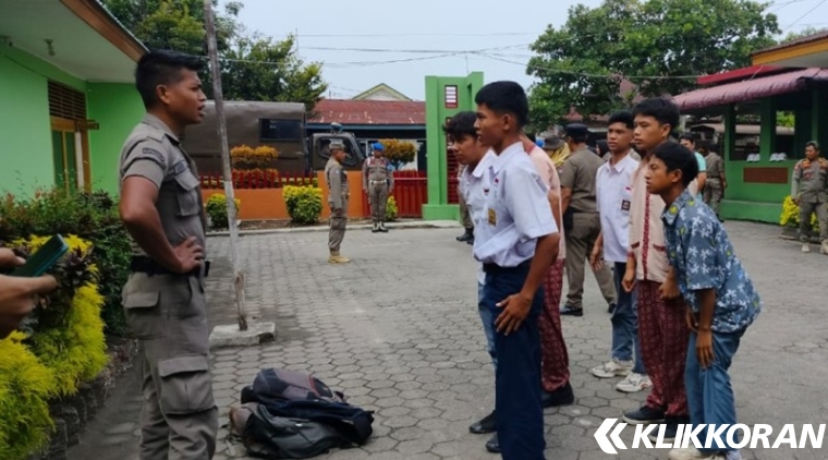 Sejumlah pelajar saat diamankan Satpol PP Padang. (Foto: Humas Satpol PP Padang)