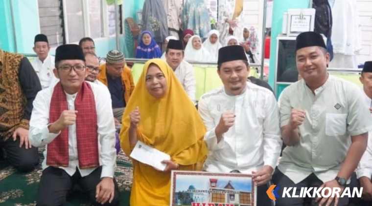 Penyerahan bantuan  oleh Walikota Padang Hendri Septa, kepada pengurus Musala Nurul Ikhlas di RT 04 RW 06, Kelurahan Sawahan, Kecamatan Padang Timur. (Foto: Istimewa)