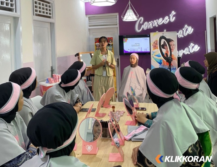 Suasana demo Make Up Emina Cosmetics bersama Mahasiswa Unand. (Foto: Istimewa)