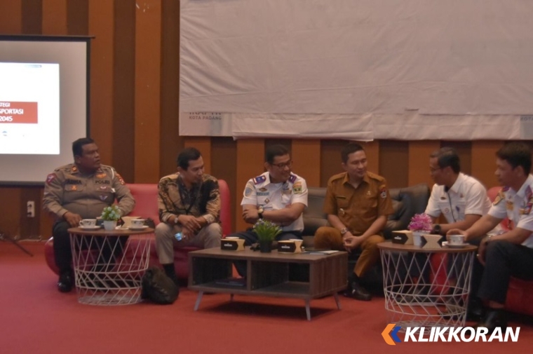 Suasana diskusi Forum Lalu Lintas dan Angkutan Jalan di Youth Centre Kota Padang pada Selasa (28/11/2023). (Istimewa)