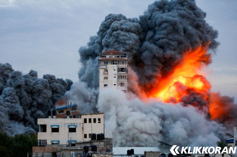 Ilustrasi gedung di Gaza dibom oleh Israel. (Foto: katadata.com)