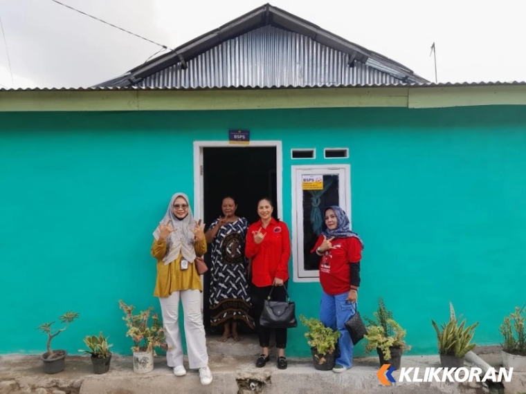 Elda Misdof selaku calon legisaltif (Caleg) dapil 4 nomor urut 3 berfoto bersama dengan masyarakat di Kelurahan Koto Baru Nan XX yang menerima bantuan bedah rumah. (Foto: Istimewa)