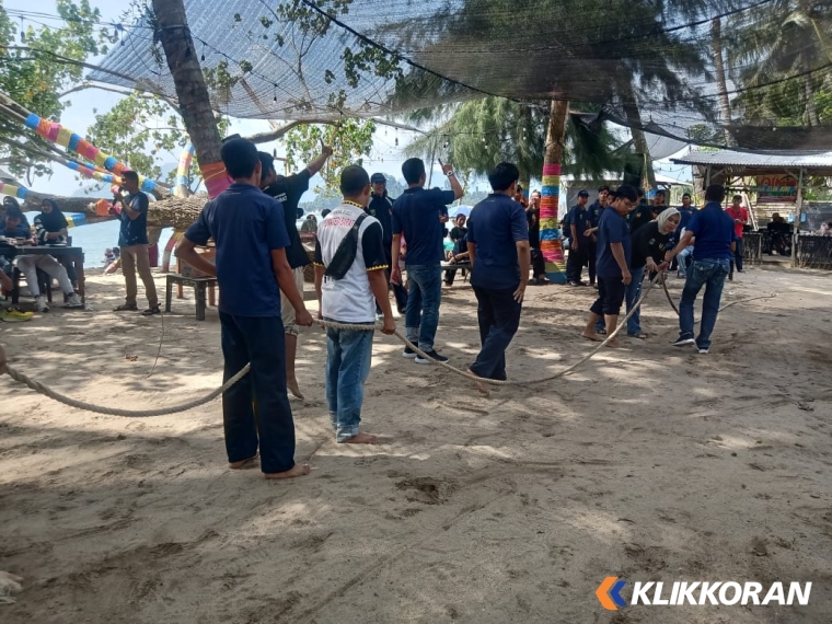 Outbond atlet dan pelatih Porwil Sumbar saat bersua KONI Sumbar. (Foto: KONI Sumbar)