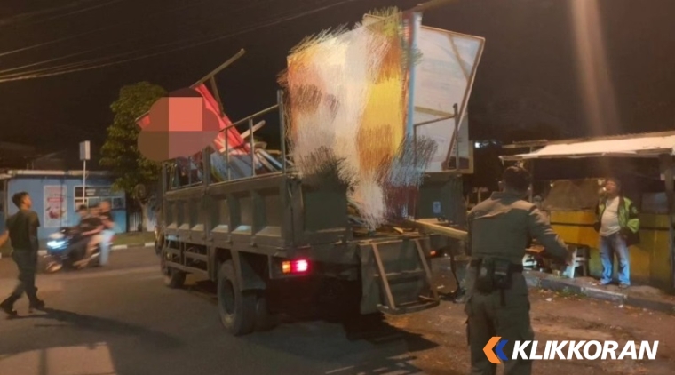 Penertiban reklame tak berizin di Padang, Rabu (27/12/2023). (Foto: Istimewa)