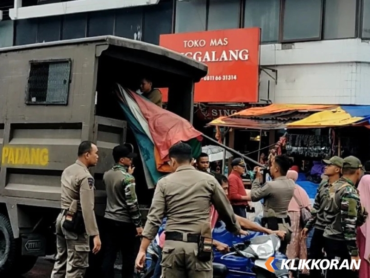 Penertiban PKL di Pasar Raya Padang oleh Satpol PP dan Dinas Perdagangan Padang. (Foto: Istimewa)