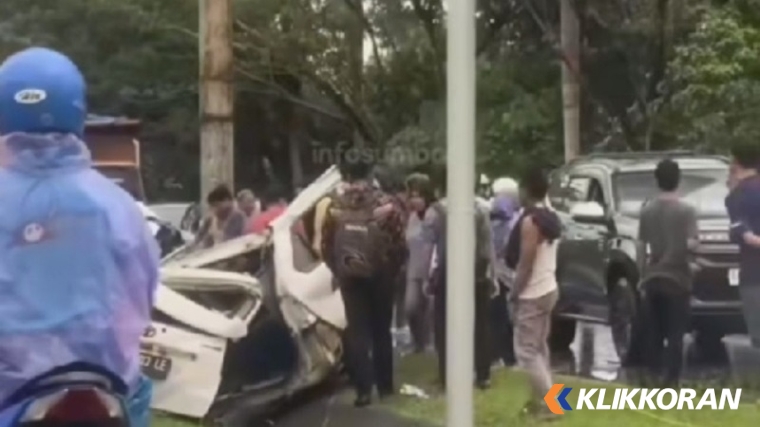 Mobil minibus kecelakaan di kawasan Bandara Internasional Minangkabau. (Foto: tangkapan layar Instagram @infosumbar)