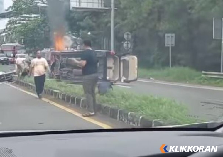 Minibus mewah hangus terbakar di Tol Bintaro. (Foto; aksi.id)